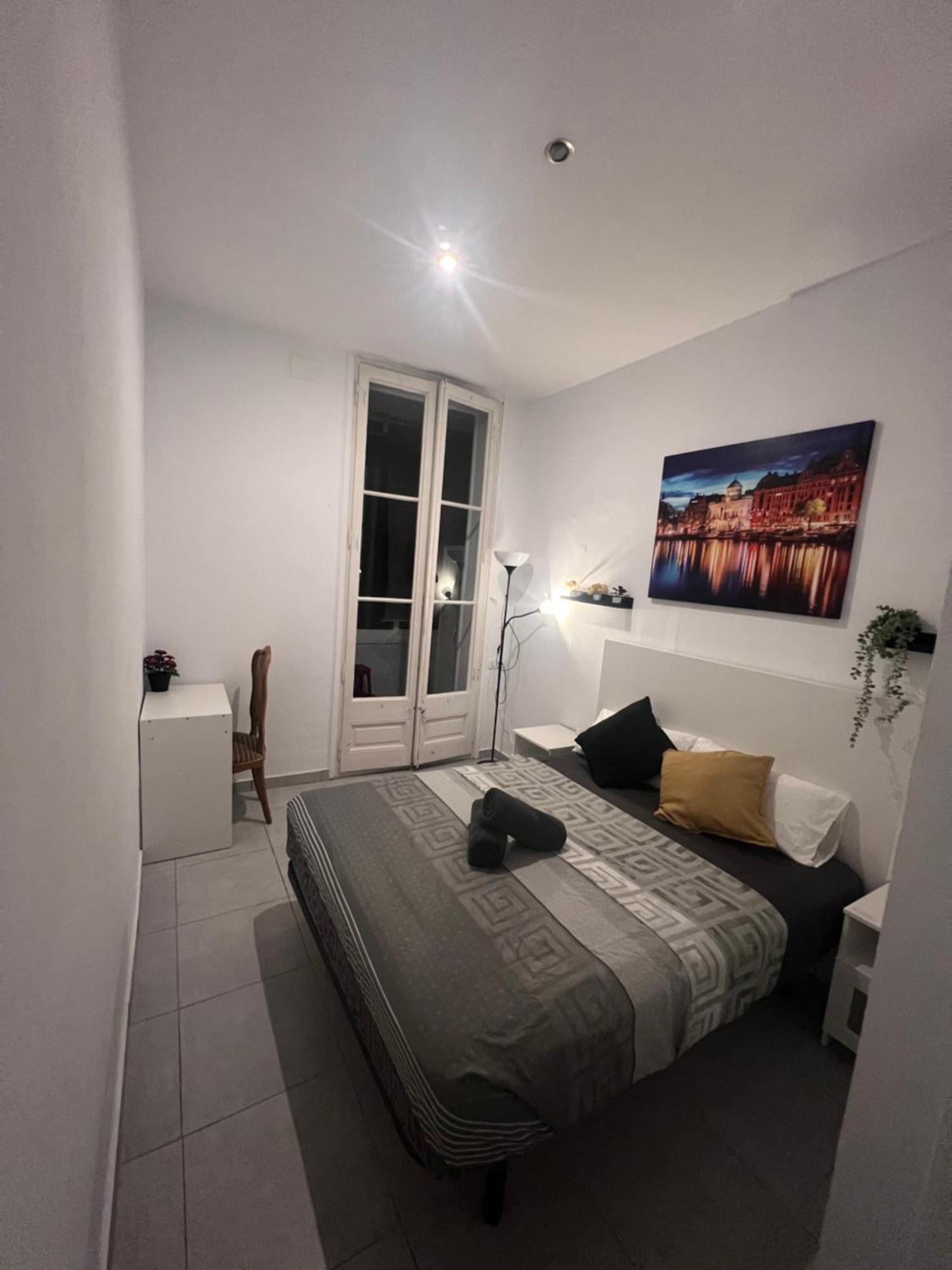 Rooms In Spacious Apartment In City Center Barcelona Exterior foto